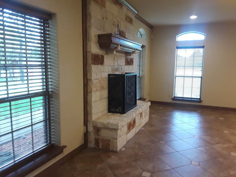 Building Photo - 1800 County Road 4817