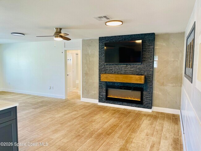 Building Photo - 508 Comanche Ave