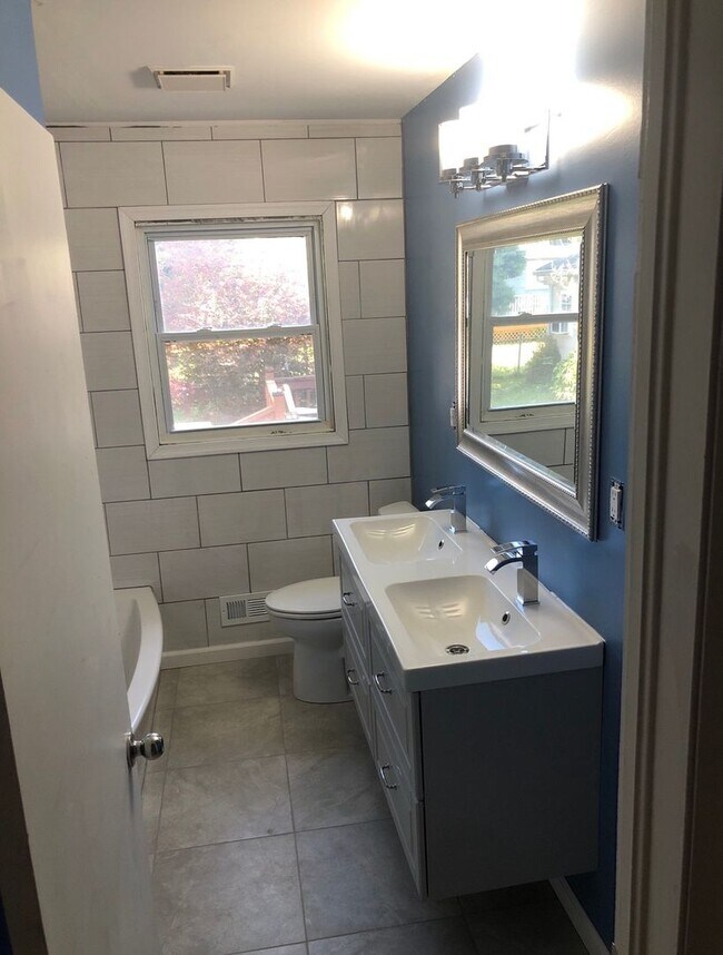 Building Photo - BEAUTIFULLY UPDATED 4 BEDROOM WITH FENCED ...