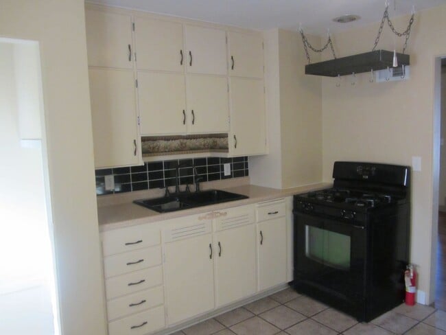 Building Photo - Very sharp 2 BR house in Normal