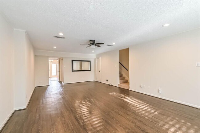 Building Photo - 496 N Post Oak Ln