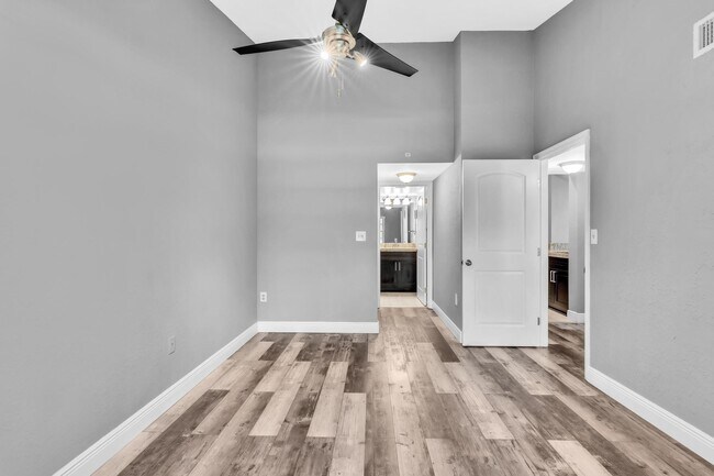 Building Photo - 2890 N Oakland Forest Dr
