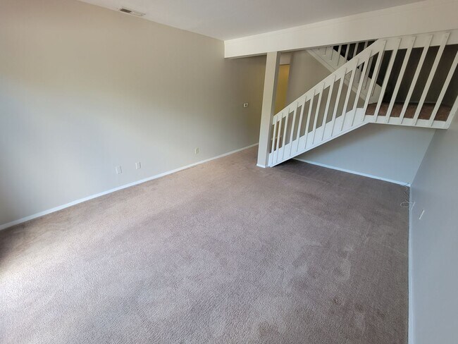 Building Photo - 2 Bedroom, 1 Bathroom Condo located in Max...