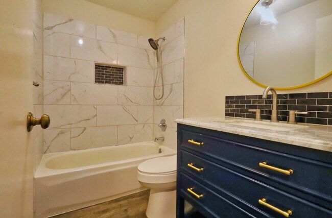 Hall bath tub - 13408 SE 20th St