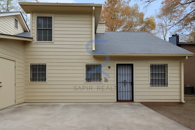 Building Photo - Move in before November 15th and choose yo...