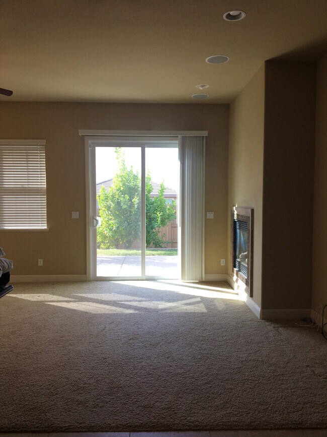 Building Photo - Gorgeous Folsom Home close to shopping,schools, and more!