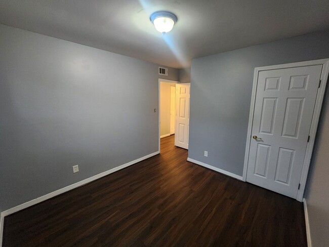 Building Photo - Updated 3 bedroom 1 bath with garage in Va...