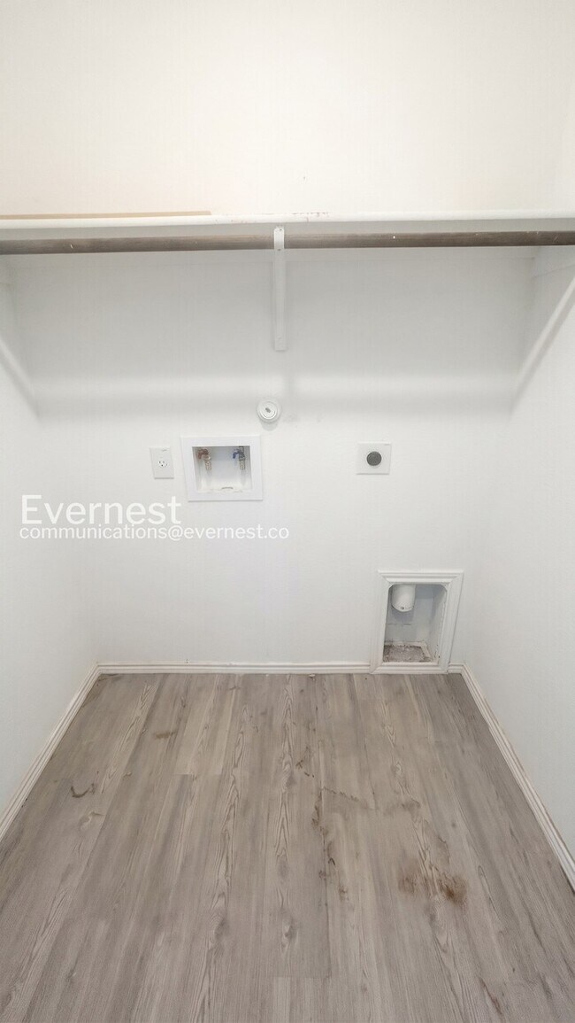 Building Photo - Spacious Home with Fenced Yard and Attached Garage / 3 beds 2 baths / Available now