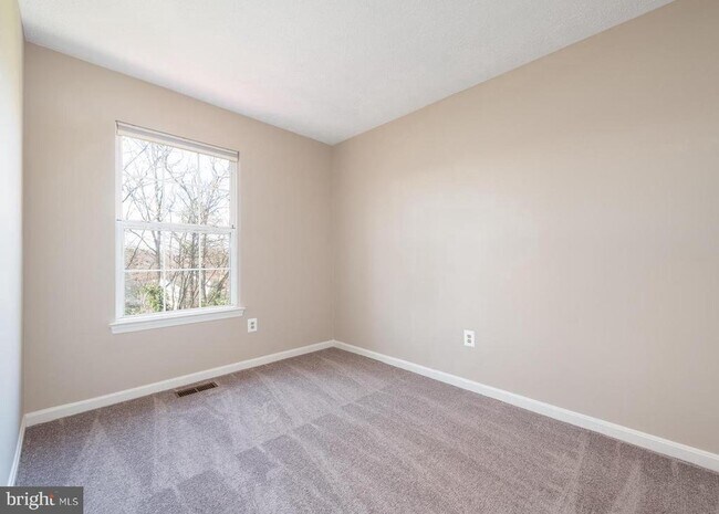 Building Photo - 645 Realm Ct W