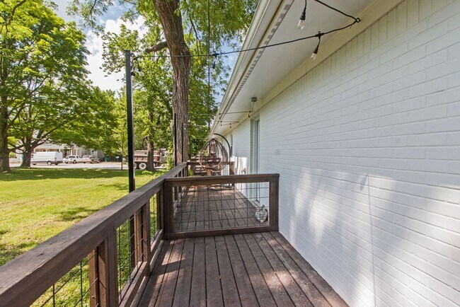 Building Photo - Pet-Friendly 1-Bedroom Apartment in Downtown Rogers –  Move-In Special!