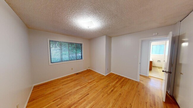 Building Photo - Lake Oswego/ Palisades - Hardwoods, Finished Daylight Basement, Pet Friendly