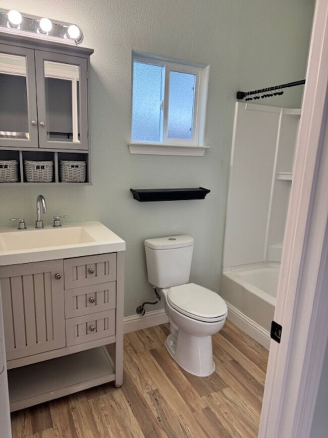 Building Photo - Spacious 1 Bedroom Mother-in-Law unit with...