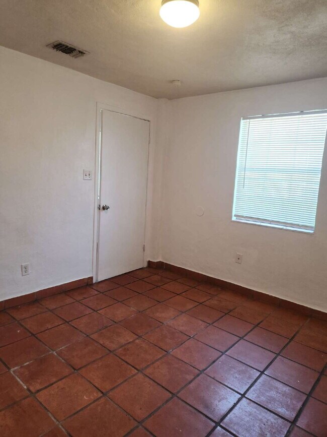 Building Photo - Available 2 bed 1 bath with large private ...