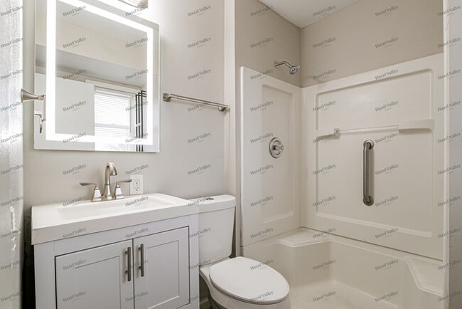 Building Photo - 12000 Kingshead Dr