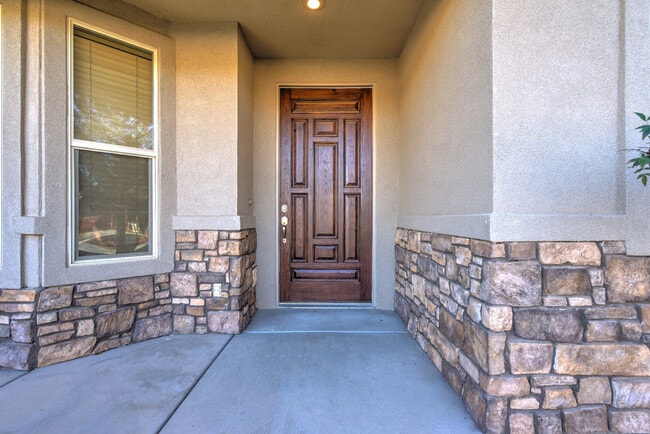 Building Photo - Beautiful St. George Home - Community Pool...