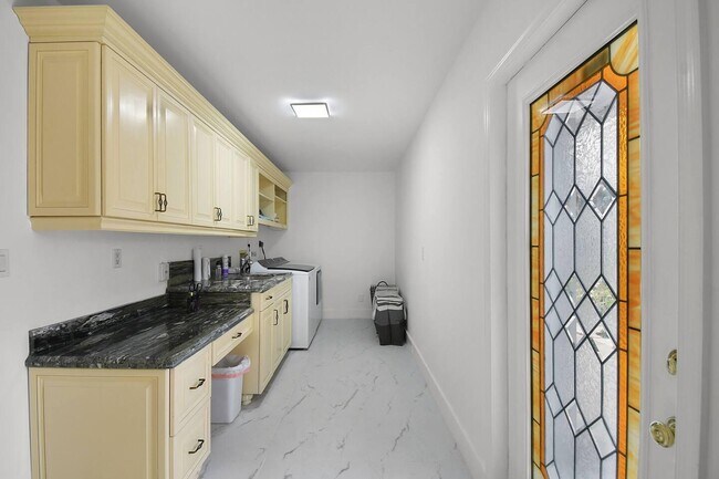 Building Photo - 12231 Areaca Dr