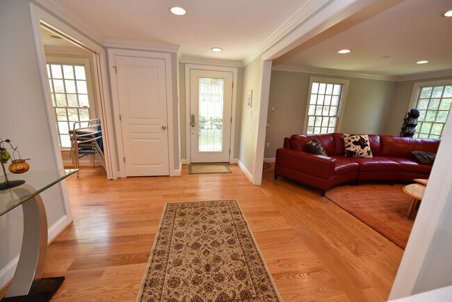 Building Photo - Luxurious Spacious and Bright , Gorgeous P...