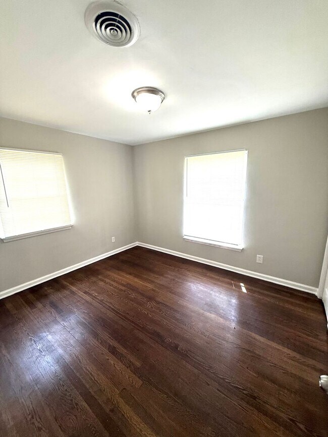 Building Photo - 1805 Gillespie Dr