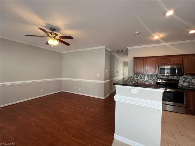 Building Photo - Fabulous 3BR 2.5BA Townhome with Community...