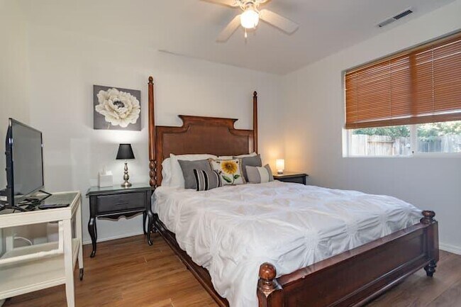 Building Photo - 565 Primrose Dr