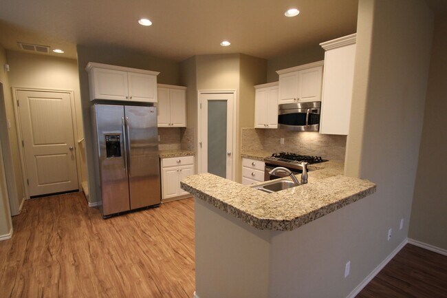 Building Photo - Progress Ridge end unit Townhome! Can't miss!