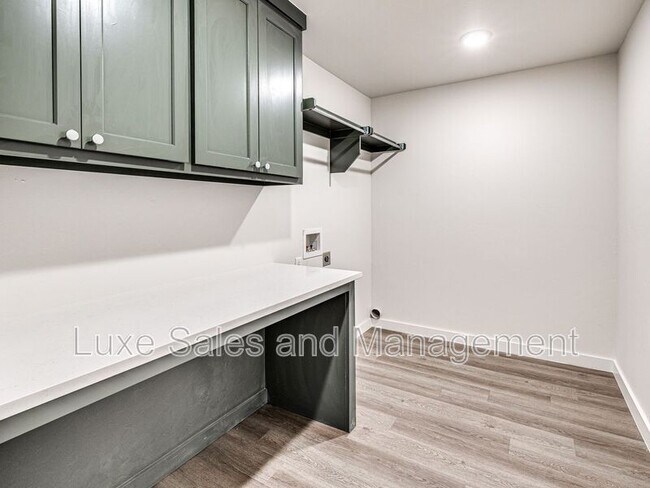 Building Photo - 606 W 2nd St