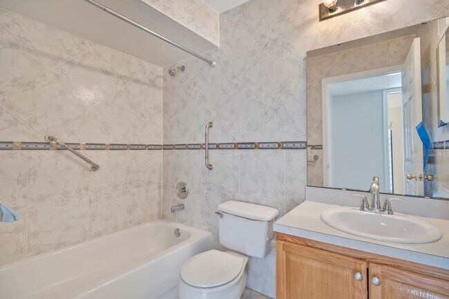 Building Photo - Spacious 3 Bedroom 2 Bath Condo in Gated Community of La Vita