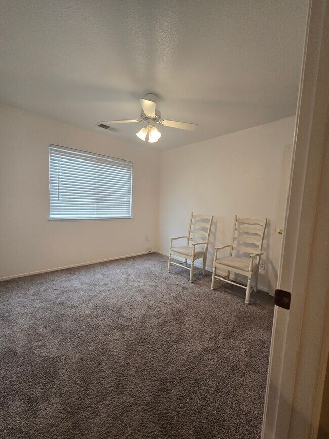 Building Photo - 3 BR 2 BA Available Now