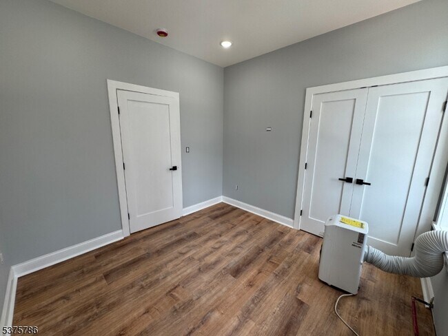 Primary Photo - 372 Main St