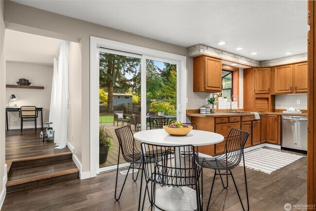 Building Photo - Classic Mid-Century Rambler with Modern Co...