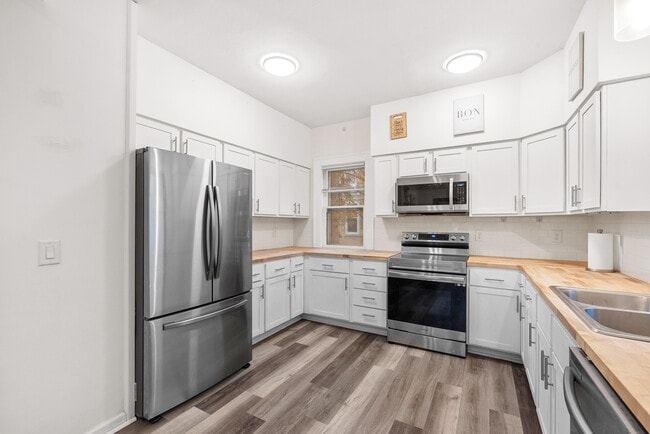 Building Photo - 1136 Fond Du Lac Ave