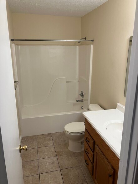 Guest bath - 916 N Frederick St