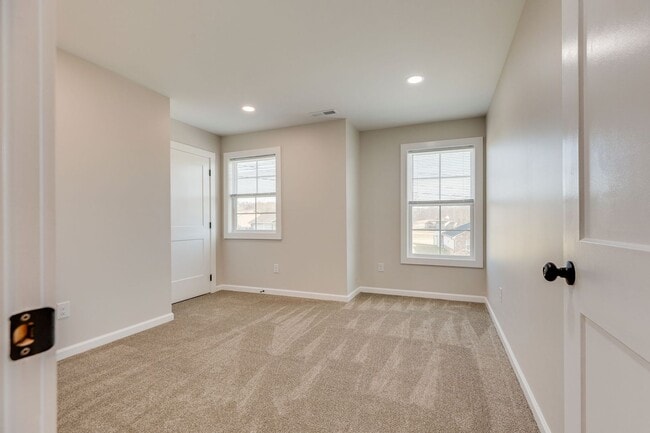 Building Photo - NEWLY BUILT 3 BED/2.5 BATH