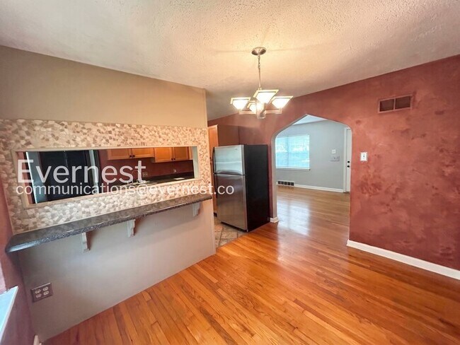 Building Photo - 2 Bed, 1.5 Bath Home with Attached Garage / Available Now!