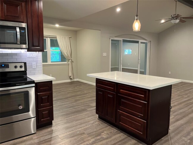 Building Photo - 304 S Shadowbend Dr