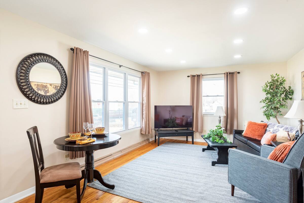 Building Photo - 2346 Pine St