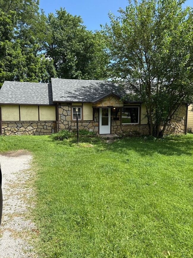 Building Photo - 5 bedroom 2 bathroom house