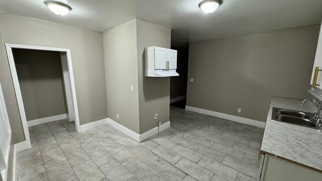 Building Photo - 919 N Willett St