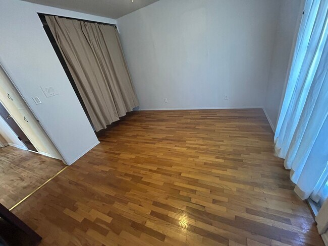 Building Photo - Cozy 2-Bedroom Duplex with Fireplace & Sunroom in Vista – Don’t Miss Out!