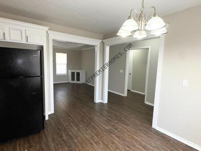 Building Photo - 241 W Pines Way