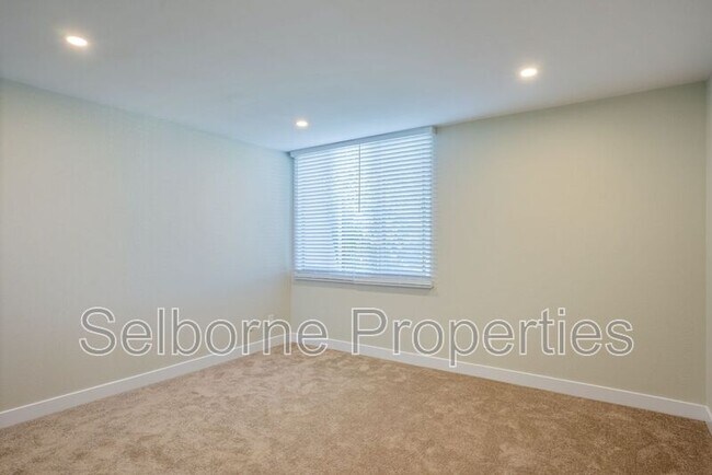 Building Photo - 601 Oakland Ave