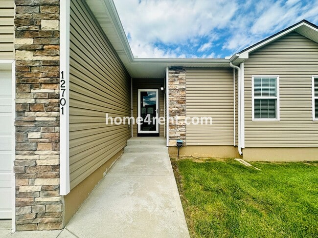 Building Photo - Ranch Style Home w/ Updated Kitchen, including SS Appliances and Granite Counters Plus a Large Un...