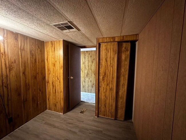 Building Photo - 2 Bedroom 1 Bathroom Home