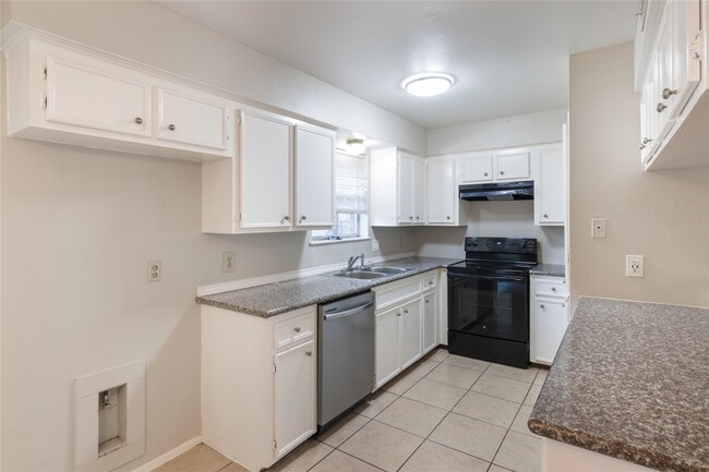 Building Photo - 206 N Forest Dr