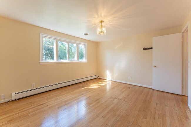 Building Photo - 2616 Douglas Dr