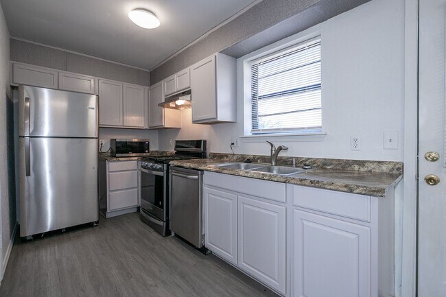 Building Photo - 1341 E 142nd St