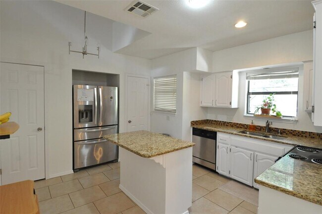 Building Photo - 9902 Talleyran Dr