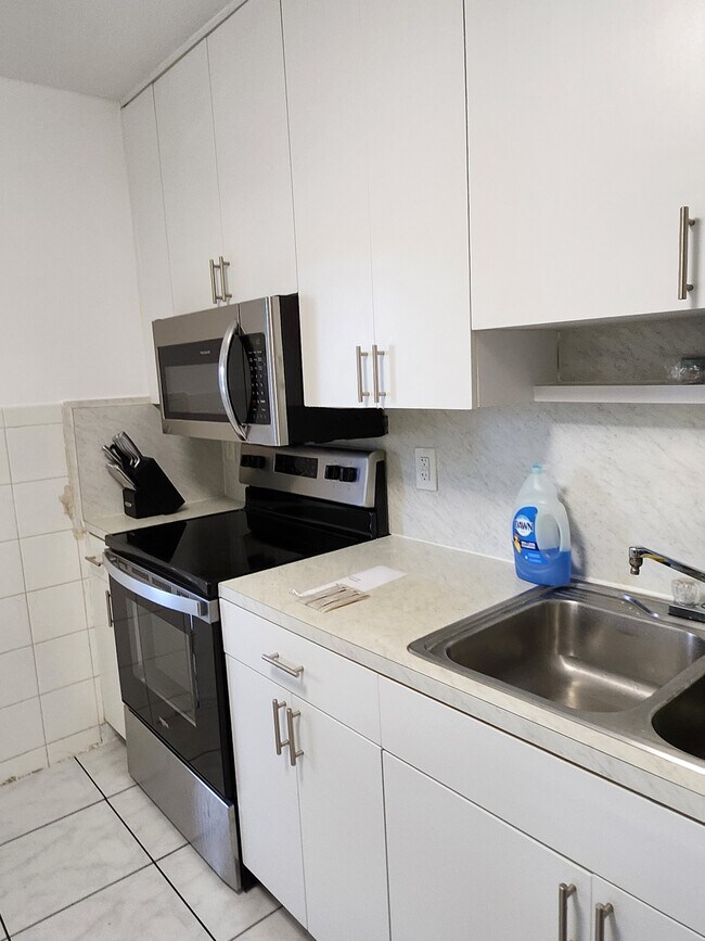 Building Photo - 2312 NE 4th St