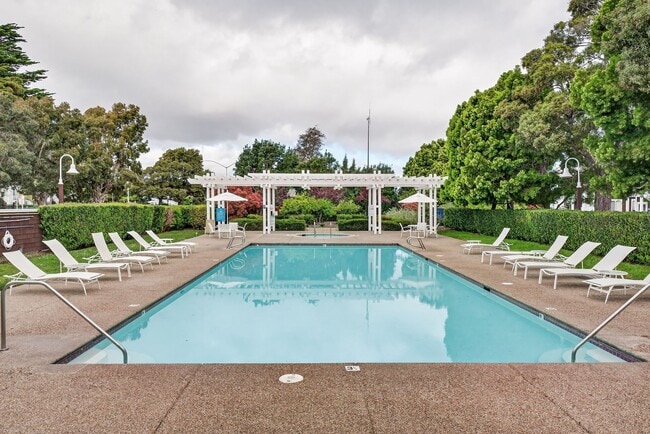 Building Photo - Spacious Upgraded Lower Level Condo in Marina Bay HOA....