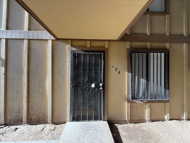 Building Photo - Downstairs 2 bedroom, 1 bathroom condo loc...